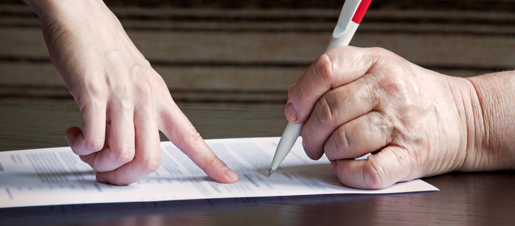 Faire signer des documents à une personne malade sans qu’elle puisse vraiment en mesurer les effets, l'une des formes de l'abus de faiblesse. © ArtMari / Shutterstock.com