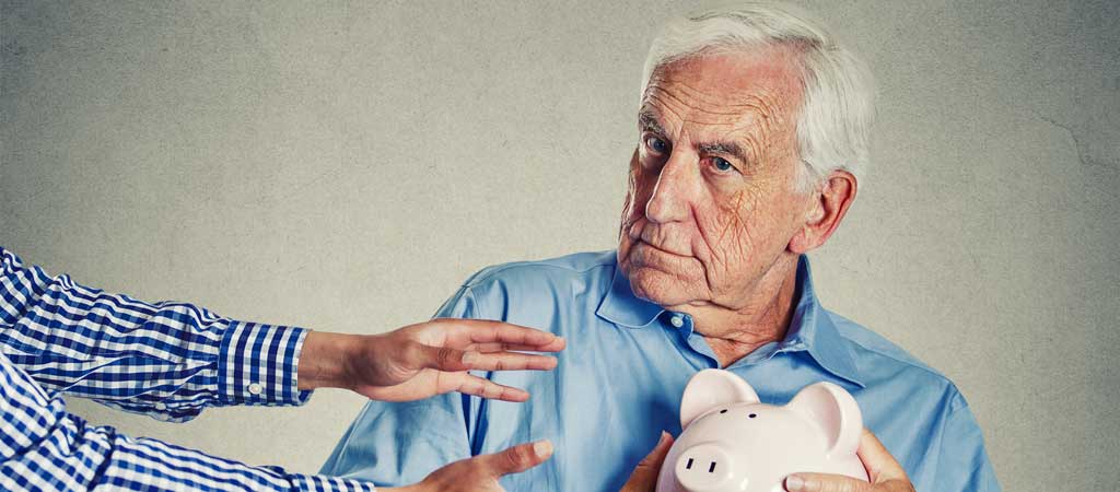 De nombreuses formes de maltraitances financières existent et peuvent atteindre les personnes âgées. © pathdoc / Shutterstock.com