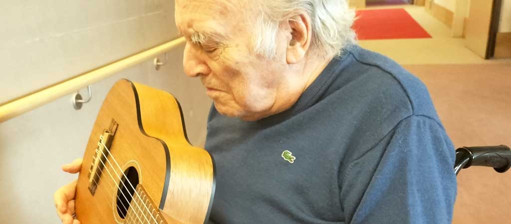 Ecouter de la musique ou chantonner ensemble, des sessions musicales toujours appréciées par les personnes atteintes de la maladie d'Alzheimer. © Petits Frères des Pauvres