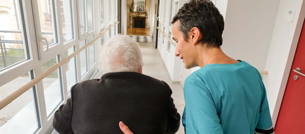 Les aides à domicile, précieuses pour les personnes âgées. © Jean-Louis Courtinat