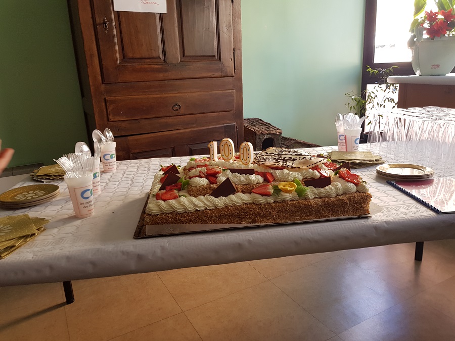 Un gâteau pour les 100 ans de Renée. © Petits Frères des Pauvres de Marseille