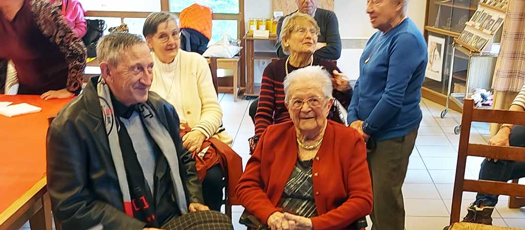 Jeanne, 105 ans, bien entourée pour son anniversaire. © Petits Frères des Pauvres de Toulouse