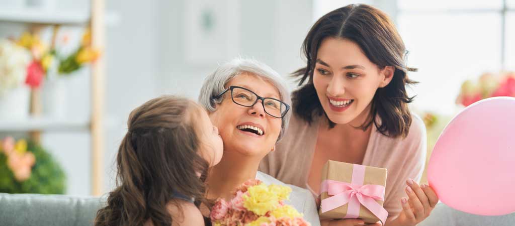 Pour la fête des mères 2022, voici 6 idées cadeaux solidaires qui feront battre le coeur de votre maman ! © Yuganov Konstantin/ Shutterstock.com