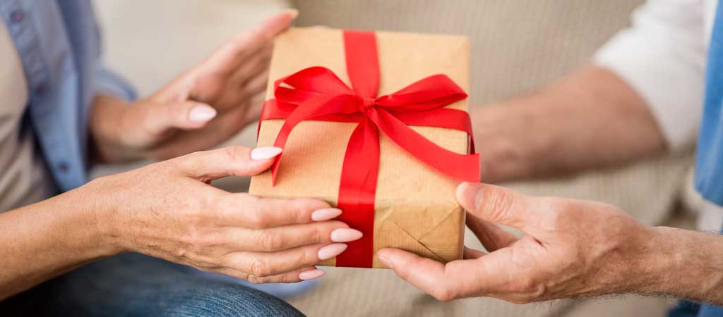 7 idées de cadeaux de Noël à offrir à une personne âgée isolée. © Prostock-studio / Shutterstock.com