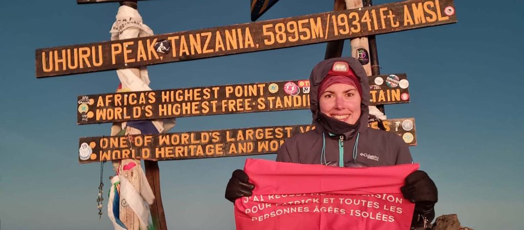 Camille, bénévole, au sommet du Kilimandjaro pour briser l’isolement des aînés. © Camille.