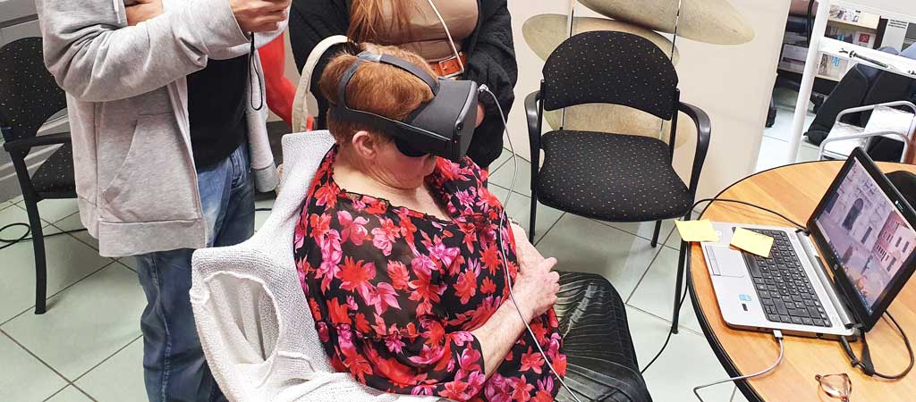 Les personnes âgées participent à des ateliers avec les casques de réalité virtuelle. © Virginie Hérail / Petits Frères des Pauvres
