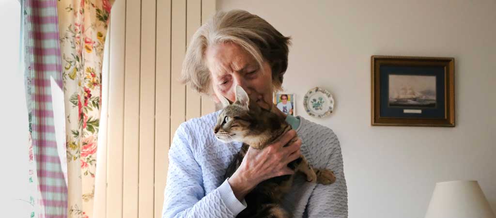 Les animaux apportent chaleur et réconfort aux personnes âgées. © Jean-Louis Courtinat / Petits Frères des Pauvres