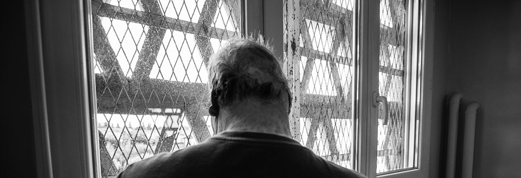 Les Petits Frères des Pauvres décryptent 7 idées reçues sur le milieu carcéral, notamment les préjugés concernant les détenus âgés. © Yann Proefrock