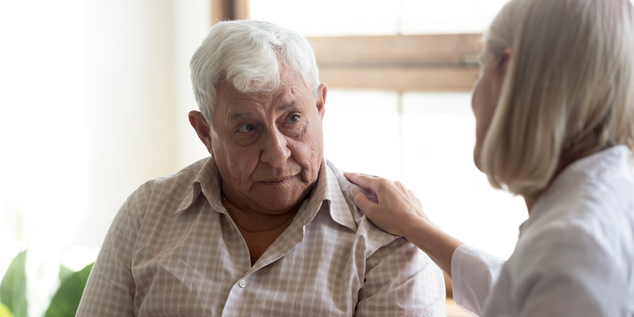 Offrir votre écoute, c’est aussi permettre à la personne âgée d’exprimer sa souffrance. © fizkes/ Shutterstock.com