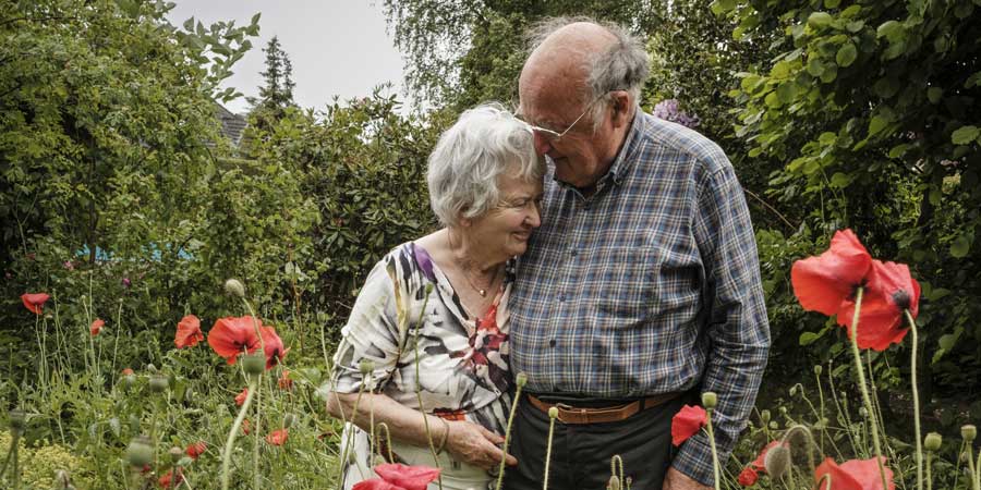 94 % des personnes âgées déclarent être amoureuses de leur conjoint(e) selon notre rapport. © Mirja Thiel