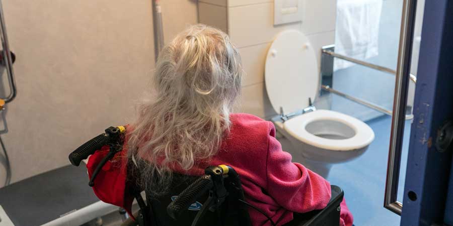 La salle de bains et les toilettes peuvent être aménagés pour plus de confort et de sécurité pour la personne âgée. © Raphaëlle Trecco