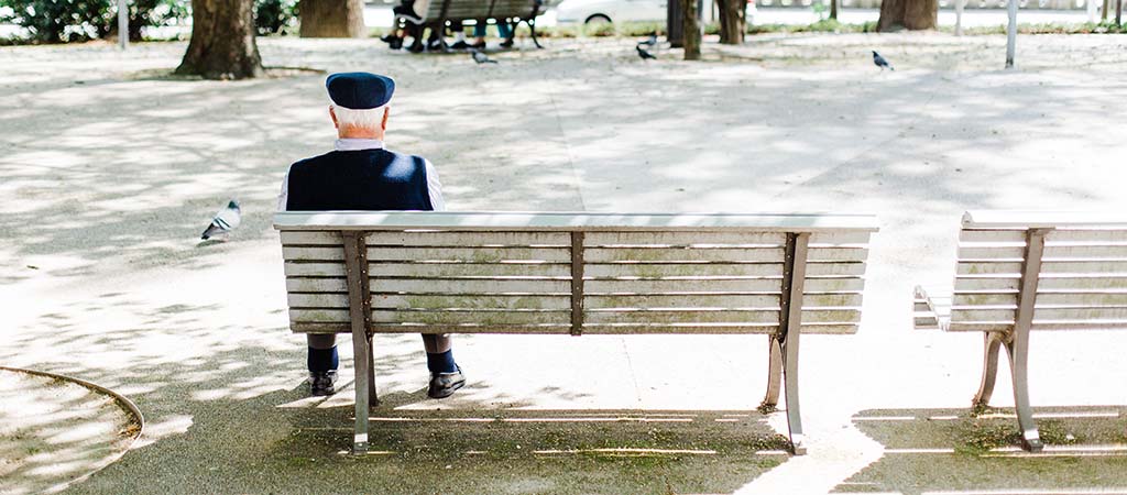 3,2 millions de personnes âgées sont en risque d’isolement relationnel, c’est-à-dire qu’elles peuvent passer des journées entières sans parler à personne, selon la nouvelle étude des Petits Frères des Pauvres. © Bruno Martins / Unsplash.