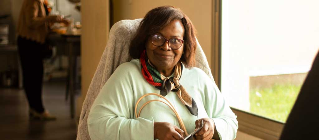À 75 ans, Juliette va pouvoir changer de vie grâce à l'arrivée de son nouveau fauteuil roulant électrique. © Romane Tourral