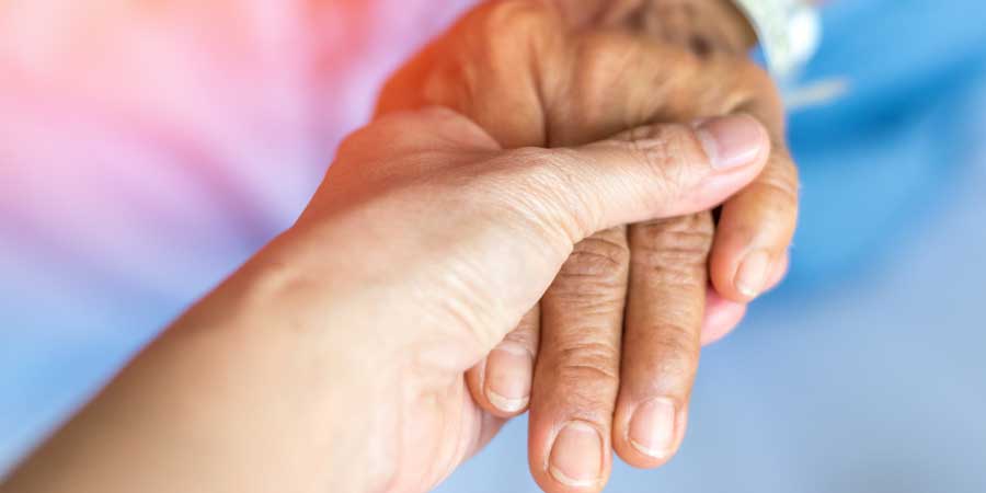 Pour les personnes âgées en fin de vie, les bénévoles apportent une présence et un soutien. © BlurryMe/ Shutterstock.com
