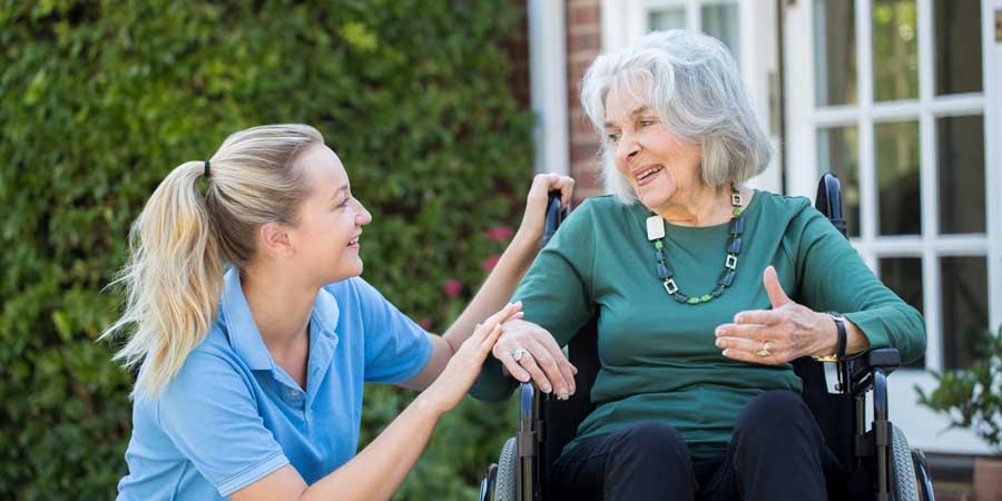 Grâce à la garde entre particuliers, vieillir à domicile est possible ! © Daisy Daisy / Shutterstock.com