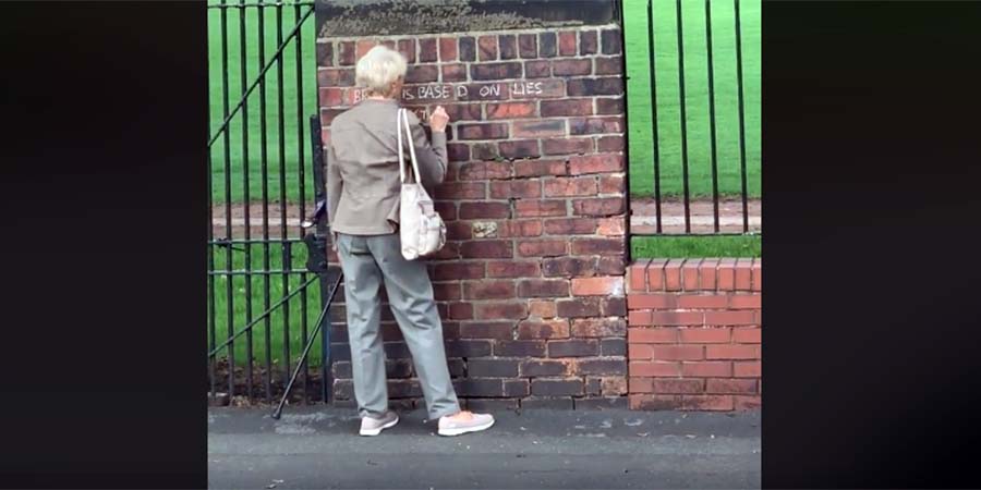 A 71 ans, Hazel Jones tague à la craie des messages anti-Brexit. © Capture d'écran du Facebook de Carla Angel Petts
