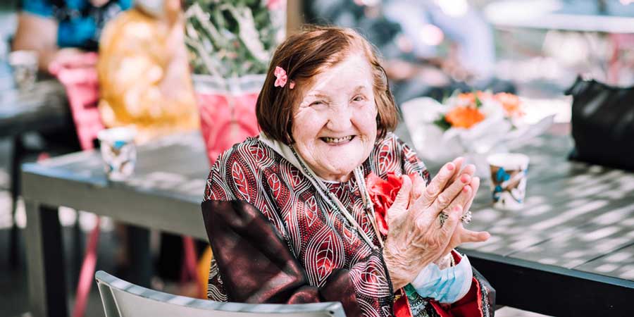 Ivana, 99 ans, toujours heureuse... © Marion Dunyach / Petits Frères des Pauvres