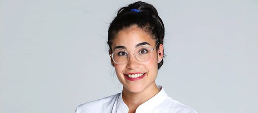 Justine Piluso, ancienne candidate de l'émission Top Chef sur M6, s'engage contre l'isolement des personnes âgées en cuisinant des repas. © Marie Etchegoyen/ M6