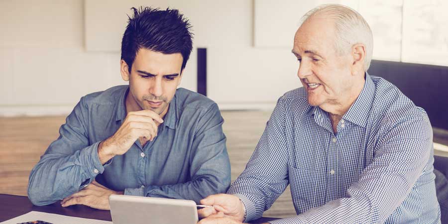 Le mentorat, une des solutions pour réconcilier les seniors avec le monde de l'entreprise ? © Mangostar/ Shutterstock.com