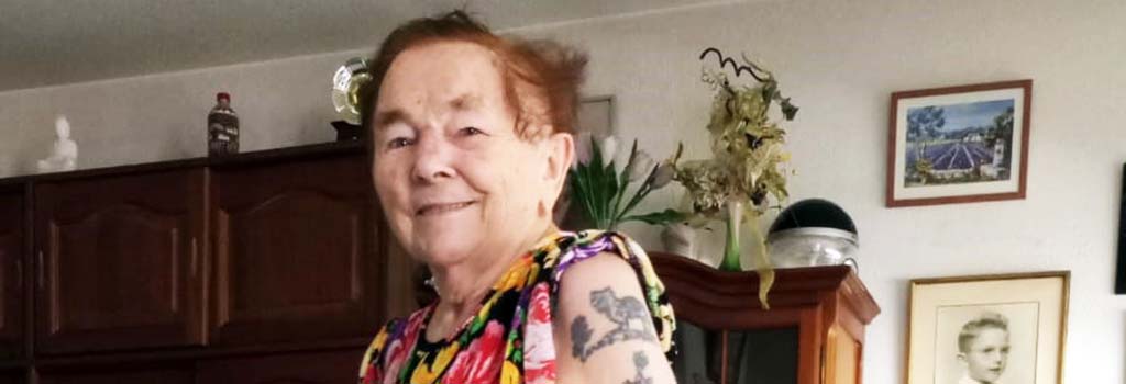 Micheline, 90 ans, arbore fièrement ses 7 tatouages qu'elle a fait faire sur le tard. © Petits Frères des Pauvres de Toulon