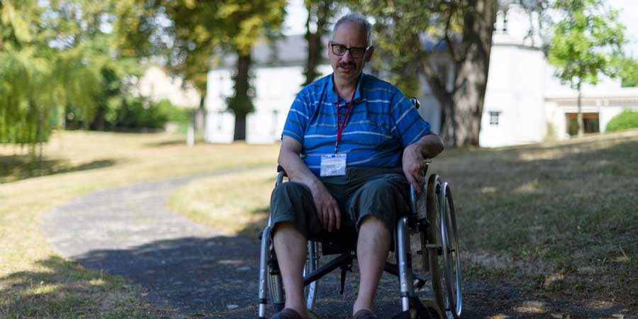 Patrick se tient informé sur le coronavirus car cette épidémie l'inquiète. © Loïc Trujillo / Petits Frères des Pauvres