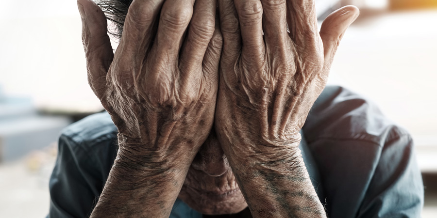 Beaucoup de personnes âgées en situation de précarité souffrent de polypathologies, responsables de douleurs chroniques. © mrmohock/ Shutterstock