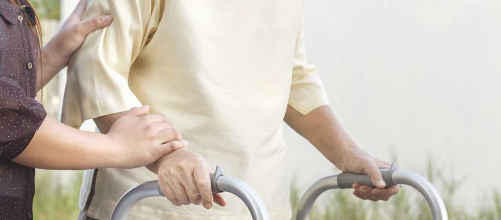 Tous les conseils pour prévenir le risque de chute des personnes âgées. © Toa55/ Shutterstock.com