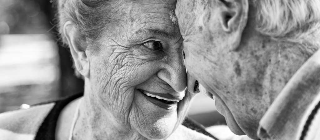 La sexualité peut améliorer la qualité de vie des personnes âgées, c'est l'un des messages que souhaite faire passer le Dr Véronique Lefebvre Des Noettes. © GagliardiPhotography/Shutterstock.com