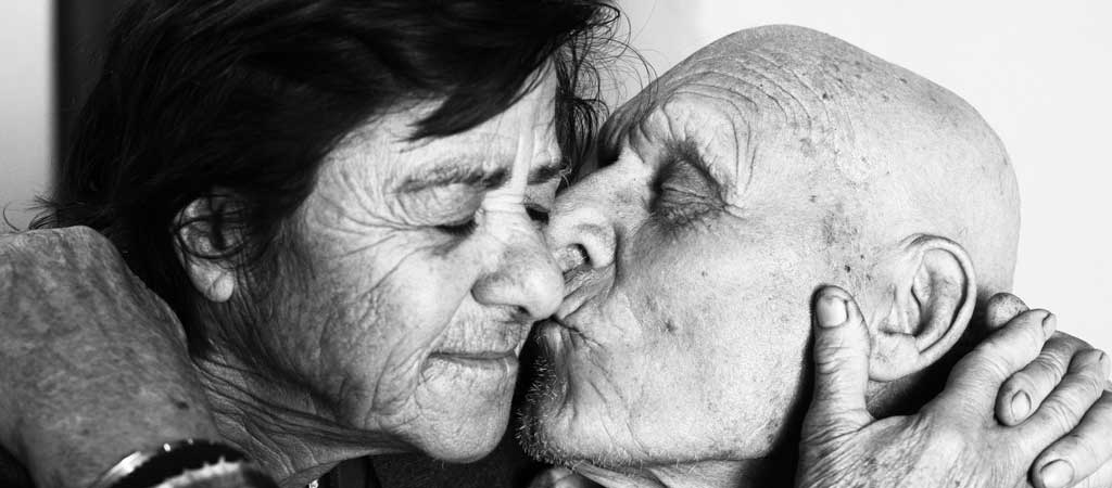 10 recommandations des Petits Frères des Pauvres pour améliorer la prise en compte de la vie intime des personnes âgées dans la société. © Arianne Clément