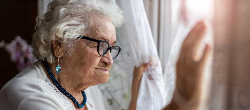 Au quotidien, comment nos aînés vivent-ils ce deuxième confinement ? Leurs témoignages. © pikselstock/ Shutterstock.com