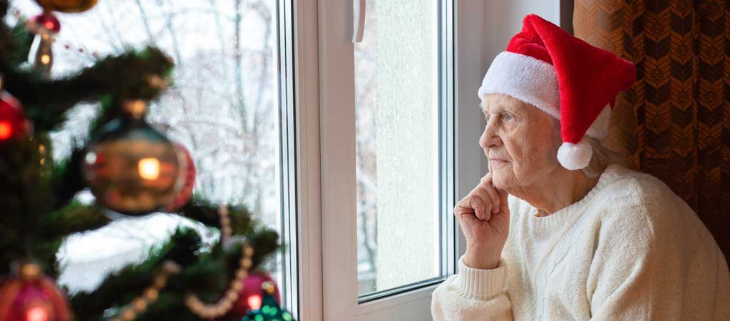 Seules à Noël : les personnes âgées accompagnées par les Petits Frères des Pauvres s'expriment sur leurs sentiments. © Yermakova Iryna / Shutterstock.com
