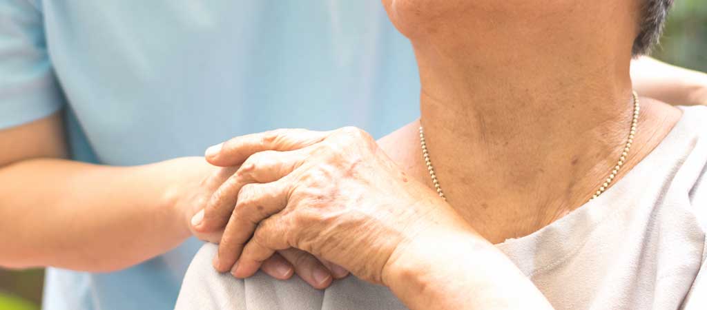 Les personnes âgées témoignent des bienfaits que leur apportent le bénévolat des Petits Frères des Pauvres pendant leur maladie. © BlurryMe/ Shutterstock.com