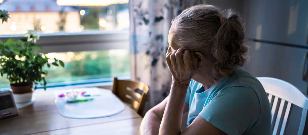 Selon une récente étude, le fait de se sentir malheureux, déprimé ou seul pourrait accélérer les processus de vieillissement. © Tero Vesalainen/ Shutterstock.com