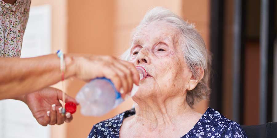 Pour réhydrater une personne âgée, de l'eau en petite quantité additionnée de sucre ou d'une solution de réhydratation est conseillée. © Daniskim / Shutterstock.com