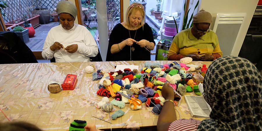 Un atelier tricot et papotage dans Paris pour créer du lien. © Jean-Louis Courtinat.