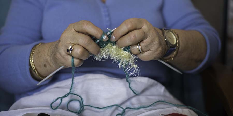 Dans les Ehpad, de nombreux ateliers tricot s'organisent régulièrement pour confectionner des petits bonnets en laine. © Manon Caveribere