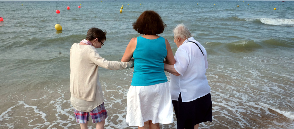 Les vacances permettent notamment aux personnes âgées isolées de renouer du lien social. © Jean-Louis Courtinat/ Petits Frères des Pauvres