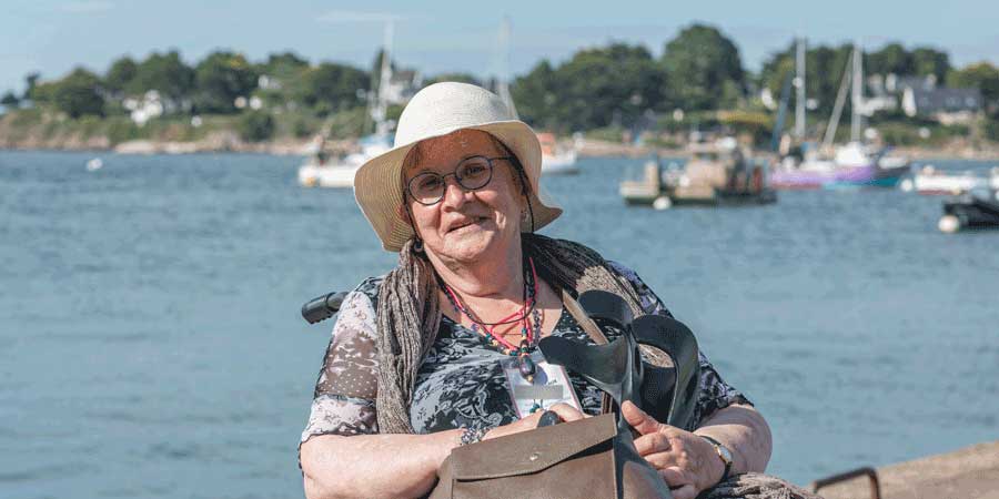 Claudine estime que les gens ne se sentent pas concernés par le Covid-19. © William Jézéquel / Petits Frères des Pauvres