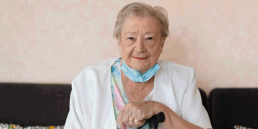 À 88 ans, Jacqueline s'inquiète que les médecins n'aient pas trouvé de remède au coronavirus. © Loïc Trujillo / Petits Frères des Pauvres