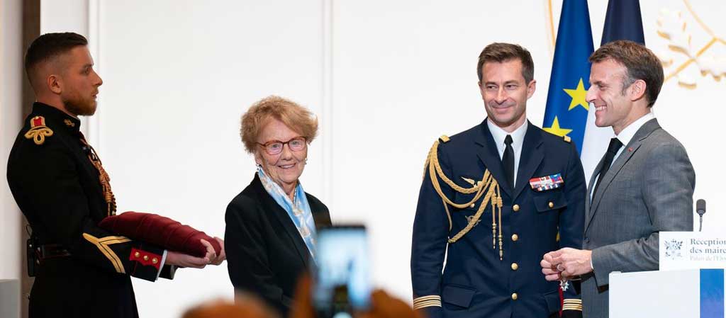 La doyenne des femmes maires de France a été décorée des insignes de la Légion d'honneur. © N/A