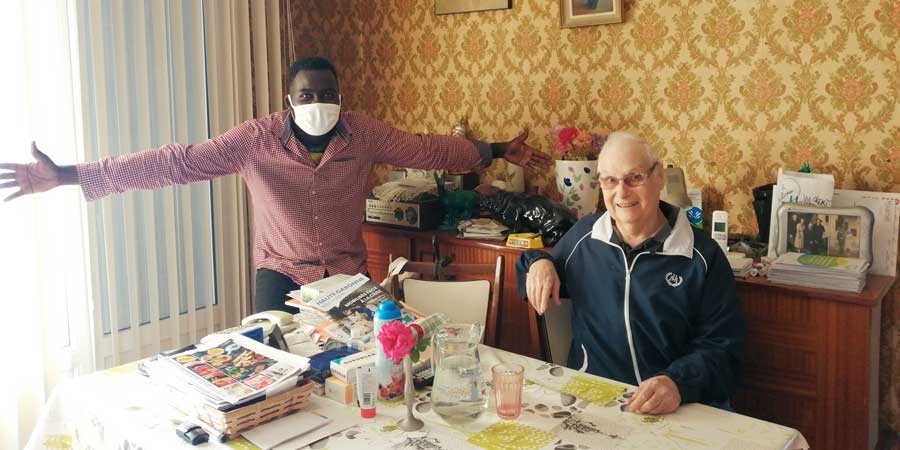 Abdelkhalikh a pu lier une belle relation d’amitié avec Clément, 81 ans, la personne qu'il visite. © Petits Frères des Pauvres de Toulouse