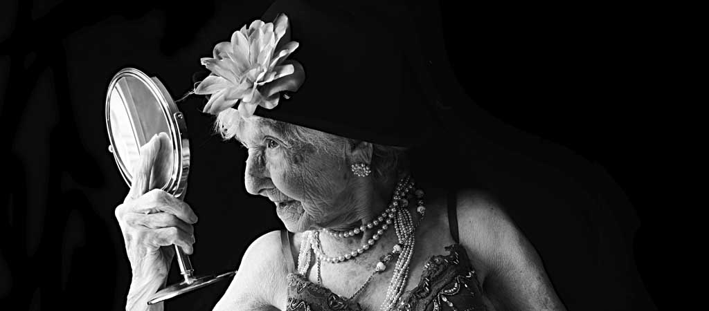L'exposition de la photographe Arianne Clément s'arrête à Nantes pour briser les clichés sur la vieillesse et ses transformations. © Arianne Clément