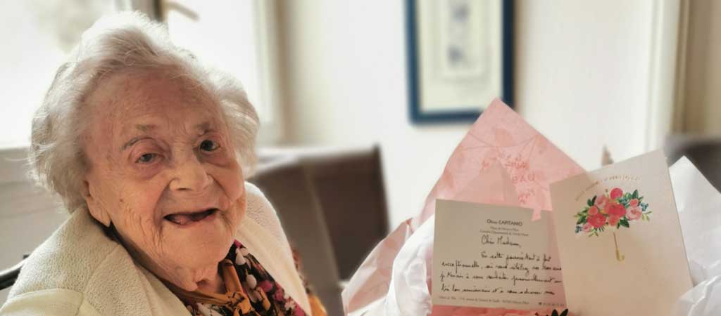 Jacqueline, 100 ans, peut compter sur la présence des bénévoles à chaque instant, notamment pour fêter son anniversaire. © Petits Frères des Pauvres