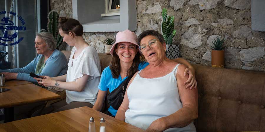 Lidia a noué des liens très forts avec les personnes âgées accompagnées par notre Association. © Raphaëlle Trecco / Petits Frères des Pauvres