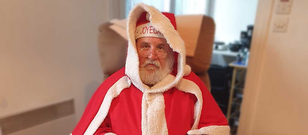 Philippe, 64 ans, incarne le Père-Noël tous les ans. © Virginie Hérail / Petits Frères des Pauvres