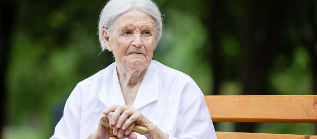 Yolande, 93 ans, est en colère parce qu'elle trouve que les personnes âgées ont été infantilisées et mises à part par la société et les médias pendant la crise sanitaire. © Photobac/ Shutterstock.com