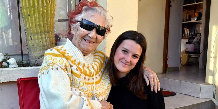En dépit de la différence d’âge, Cécile, 17 ans, rend visite à Yvette, 94 ans…
