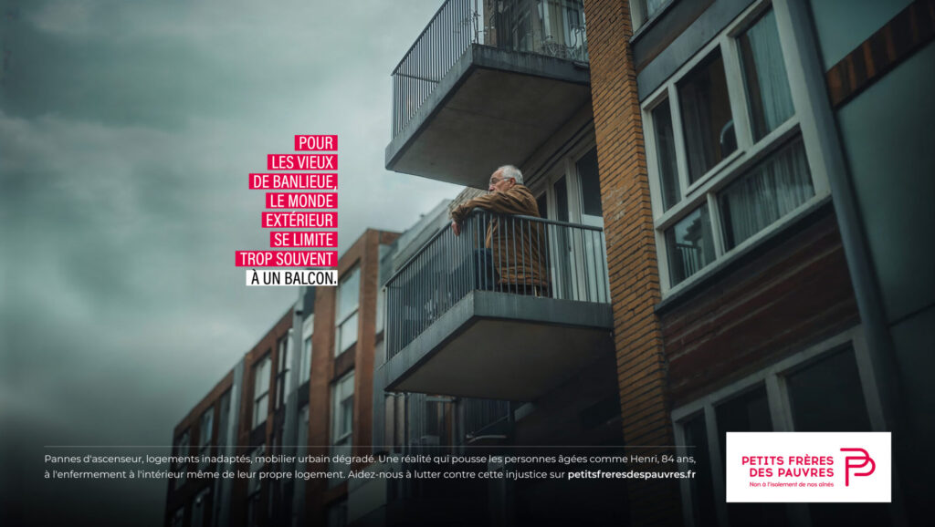 Homme âgé seul sur son balcon